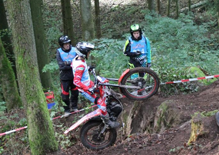 Mensch beherrscht Maschine